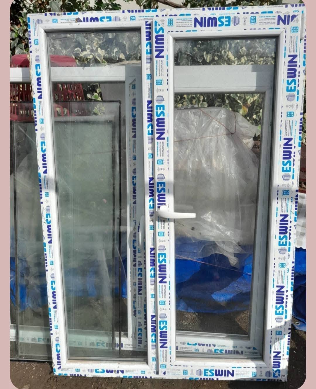 İki metalloplastik pəncərə, avro qapanı