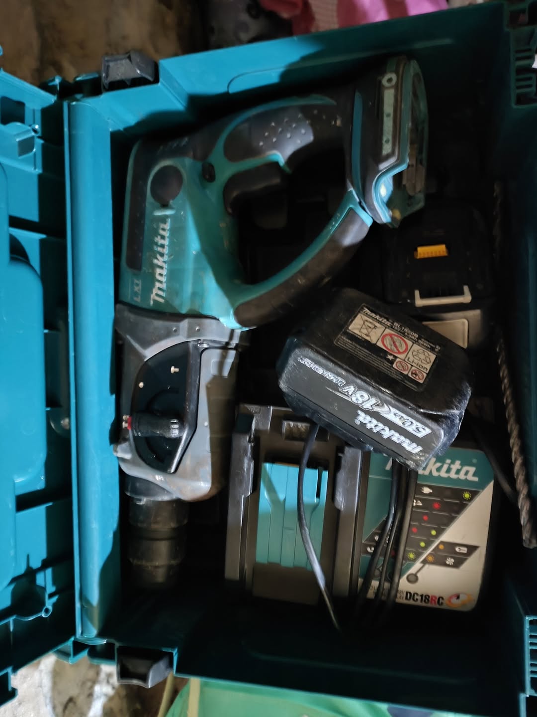 Makita DHR202 18V LXT hammer drill kit