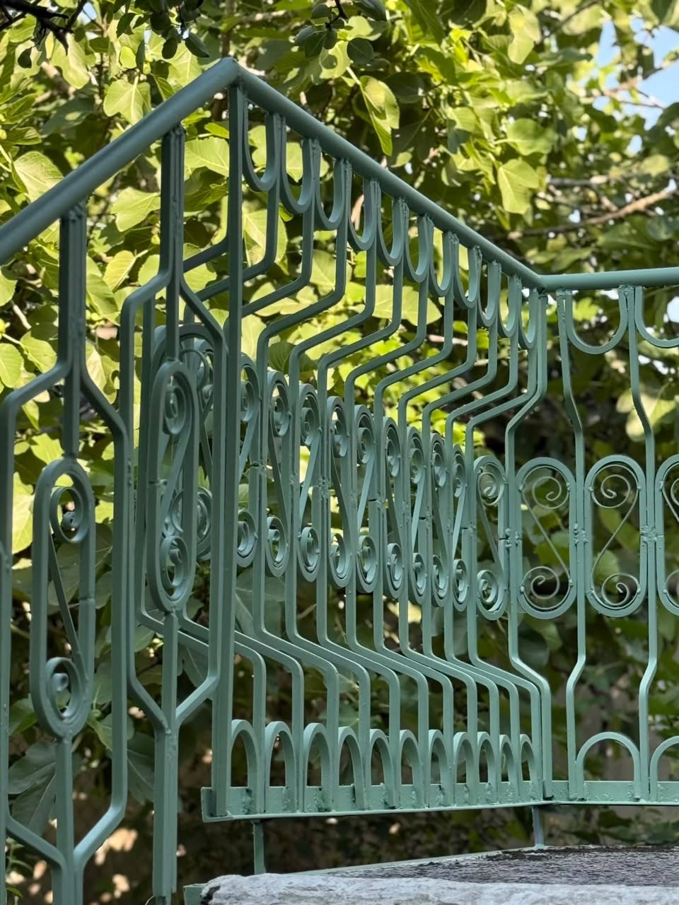 Oksitlenmiş kapı? Metal parmaklık? Kapı çerçevesi? Kapılar?