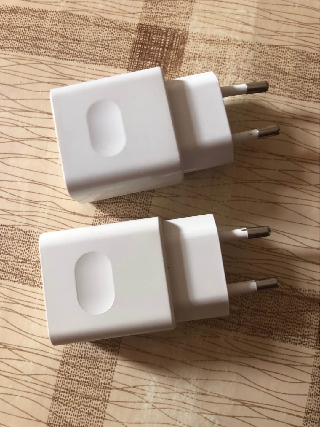 Beyaz USB şarj cihazı, bir adet