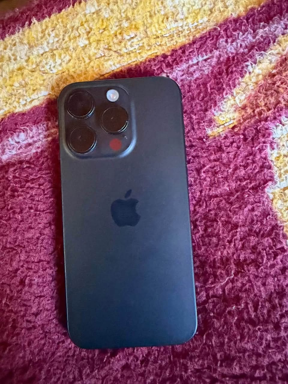 iPhone satılır, tünd rəngdə
