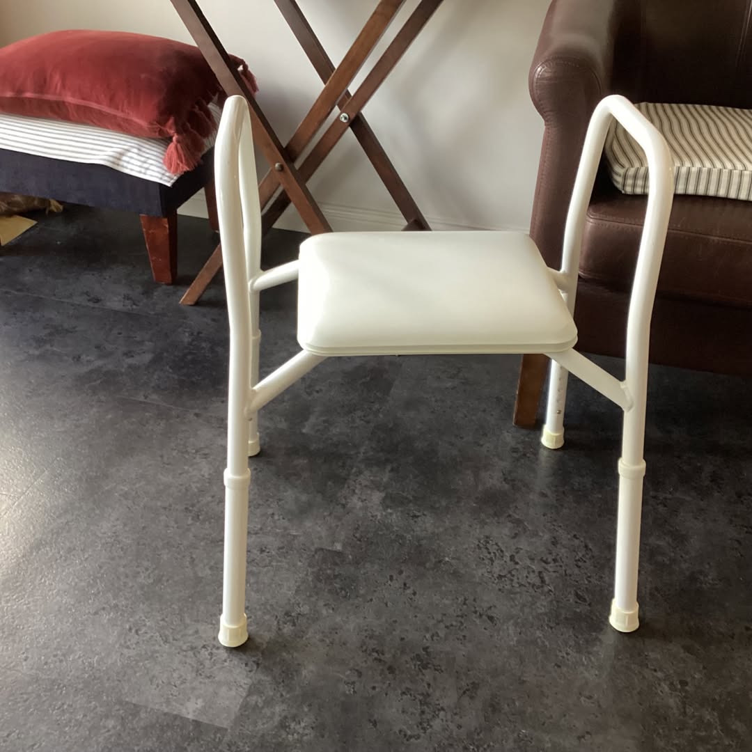 Shower stool in very good and