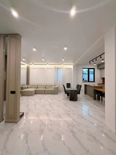 5-bedroom house with pool