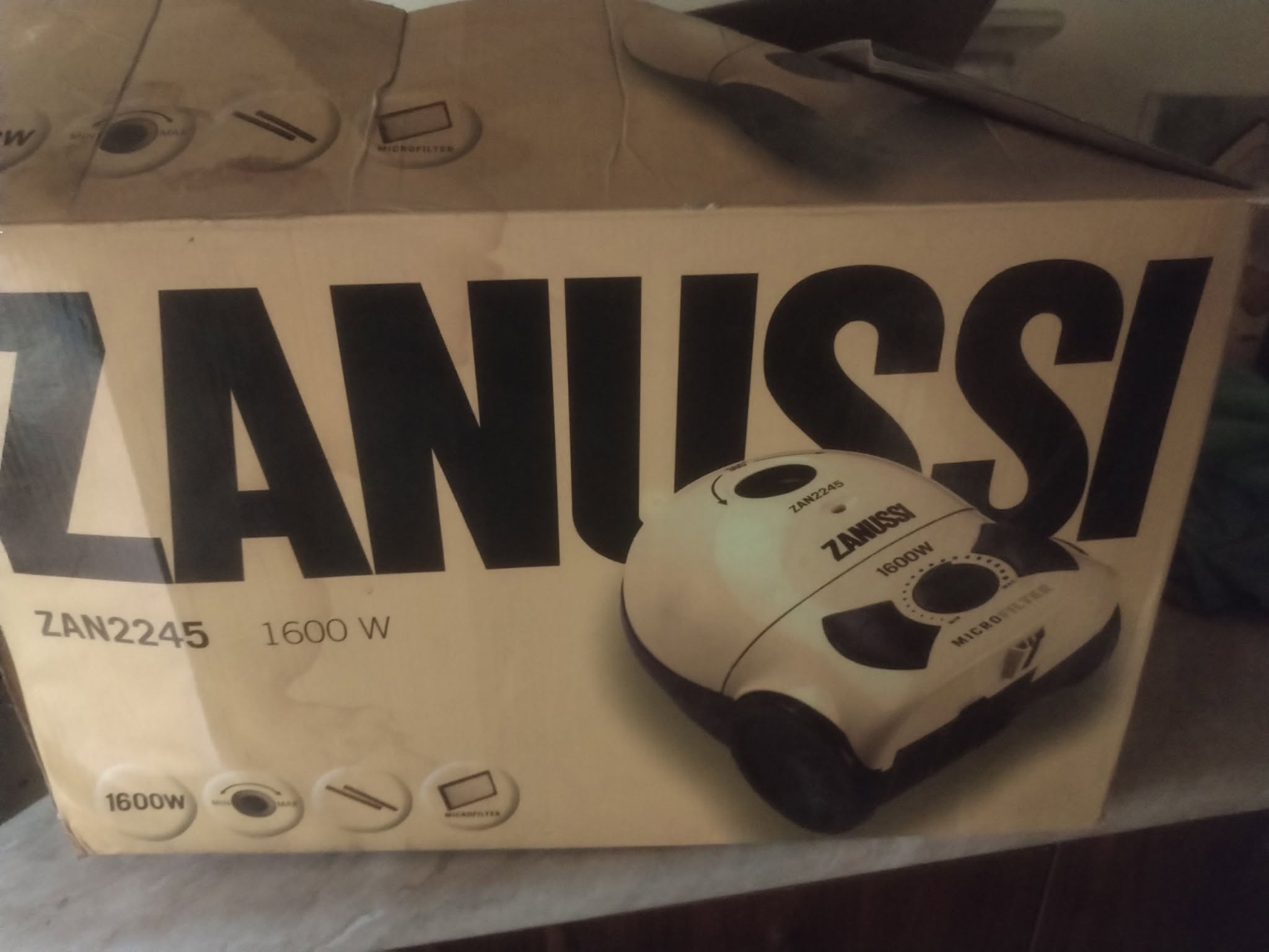 Zanussi ZAN2245 საცხენე, 1600 ვტ