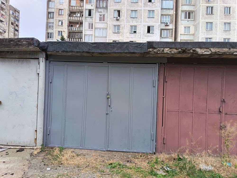 A garage is for sale in Didi Dighomi, third microdistrict, 15th block, for $8,500.
