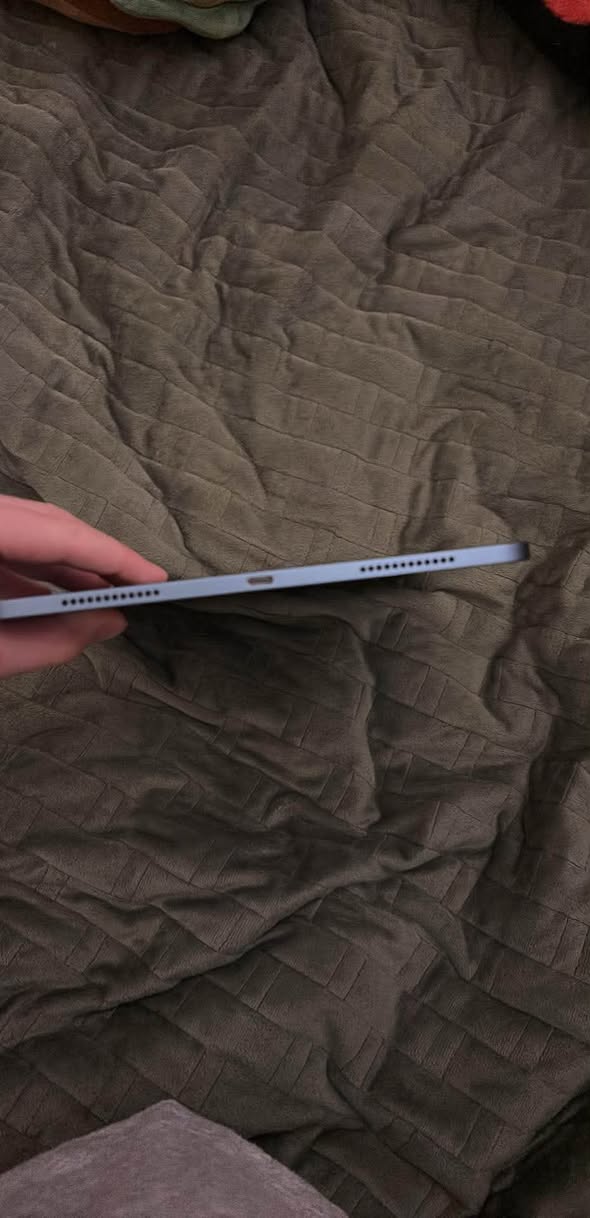 iPad Air 5, screen not cracked
