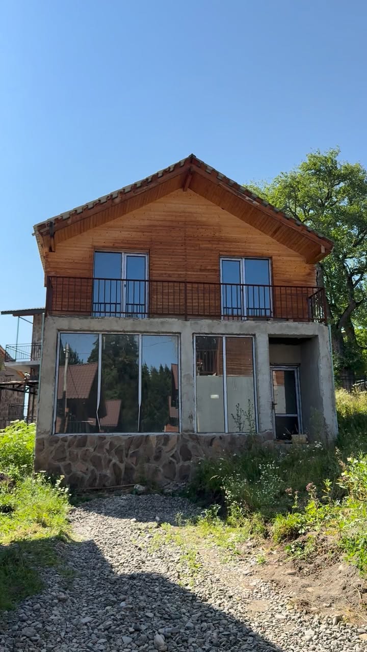 Bakuriyan'da orman kenarında bir kulübe satılık