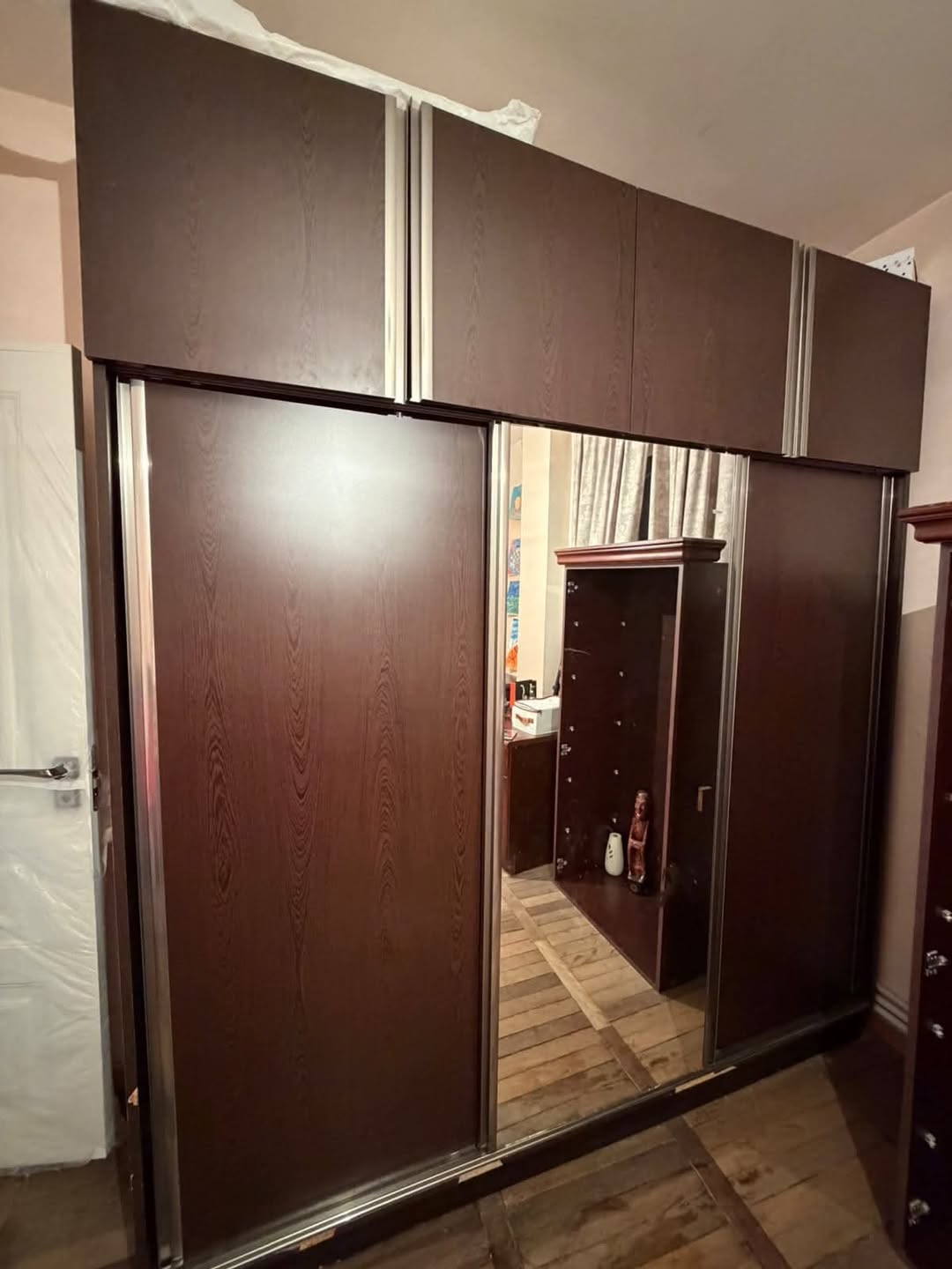 Sürüşlü qapıları olan şkaf, tünd şabalıdı rəngdə