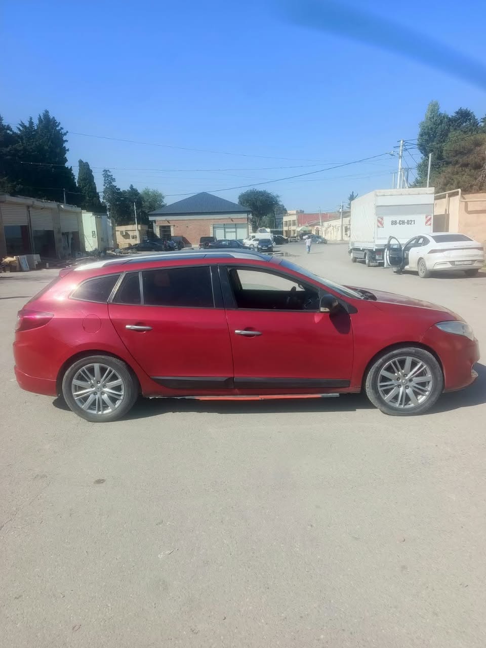 Avtomat karobkalı, qırmızı avtomobil