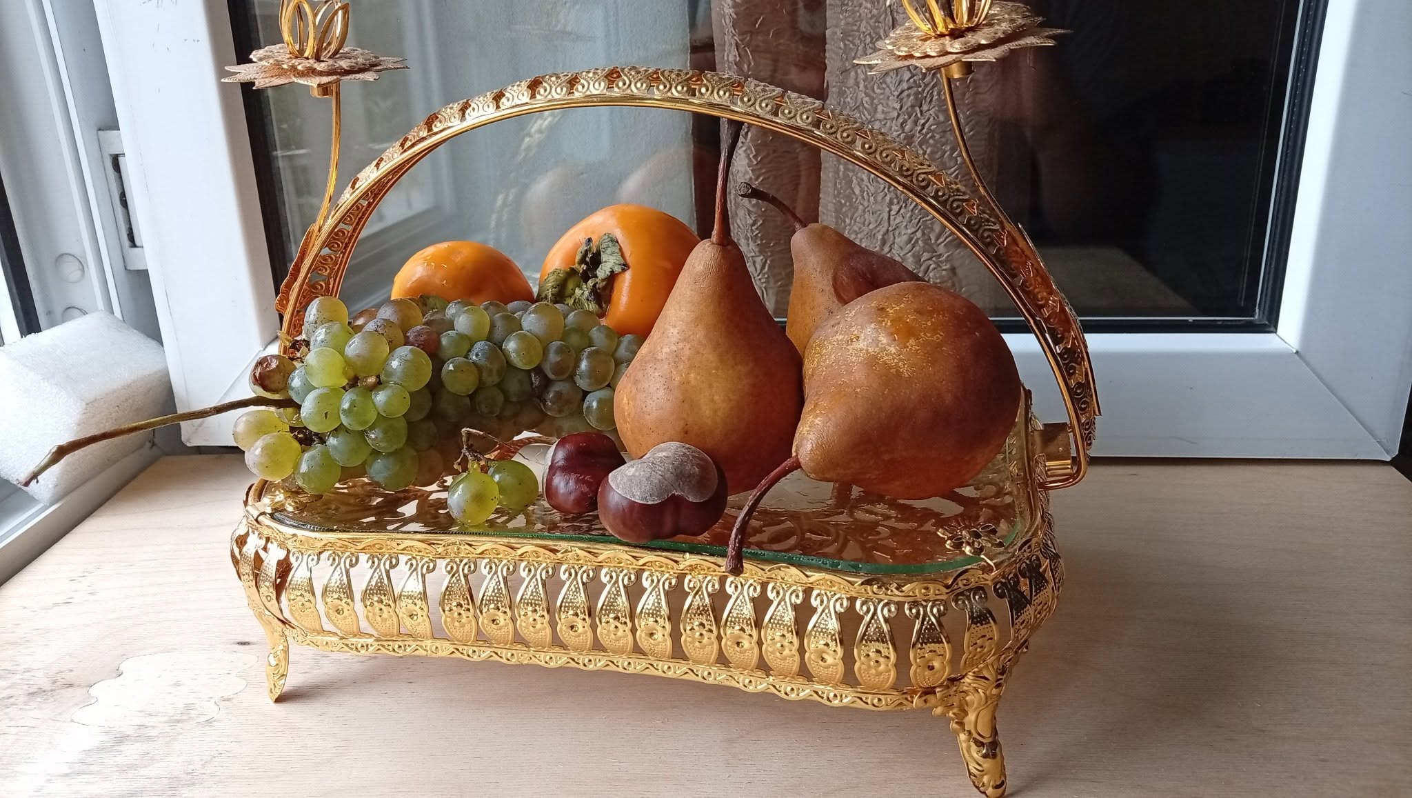 Qızıl rəngli, şüşəli. Mobil