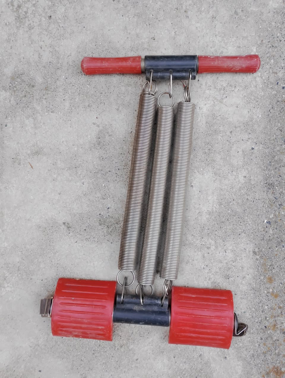 Spring chest expander with red handles