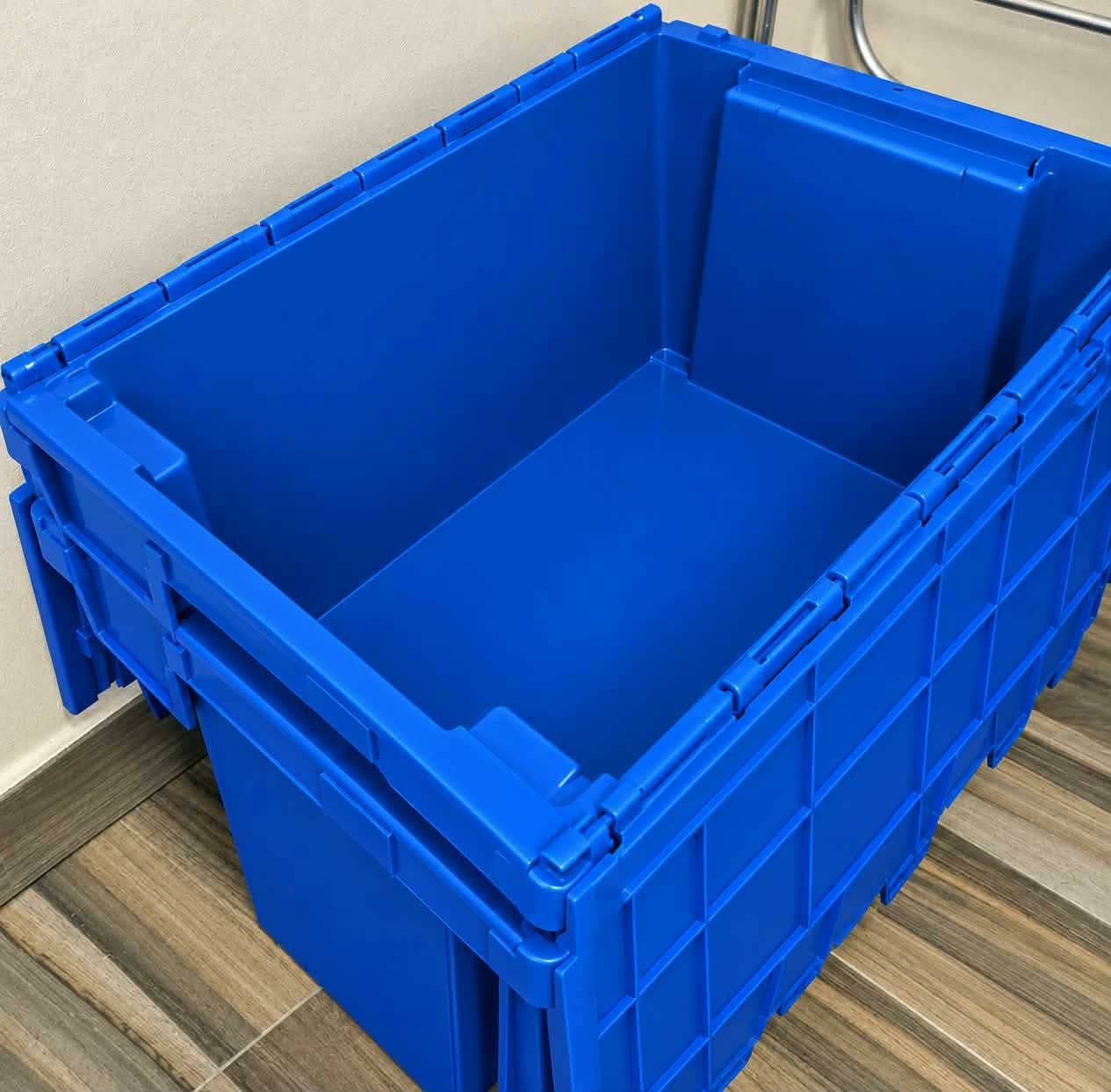 Satışda başlıqlı plastik qutular var. Onlar qida məhsulları üçün istifadə olunur.