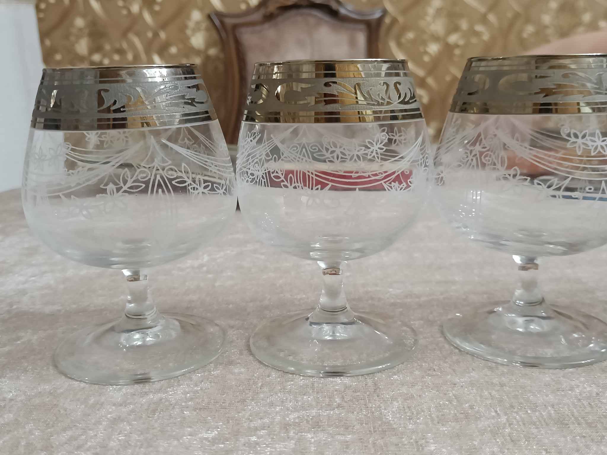 Etched glasses with a silver rim set