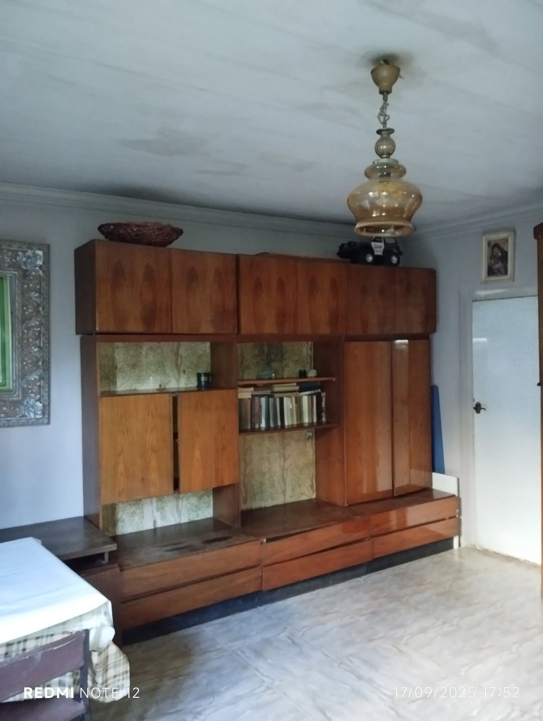 ხის კედლის ავეჯი წიგნების თაროებით