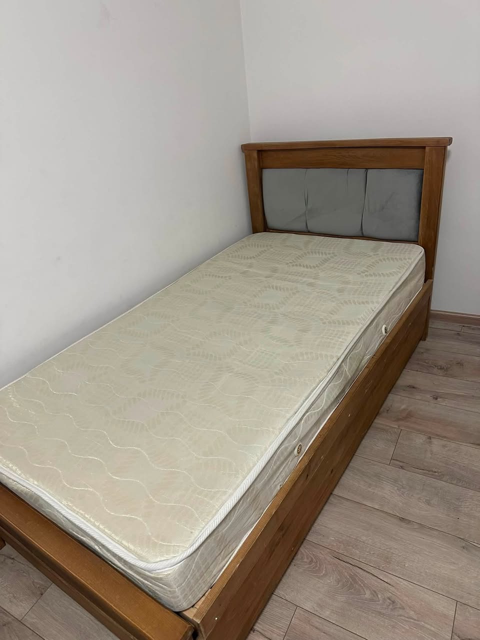Продаётся кровать с матрасом 1.90/90 за 250 лари