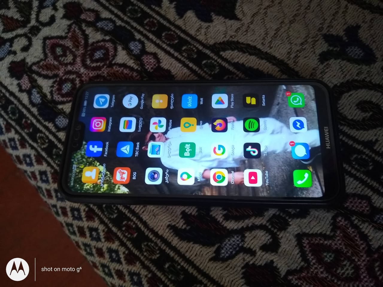 İki kılıfı olan Huawei telefonu
