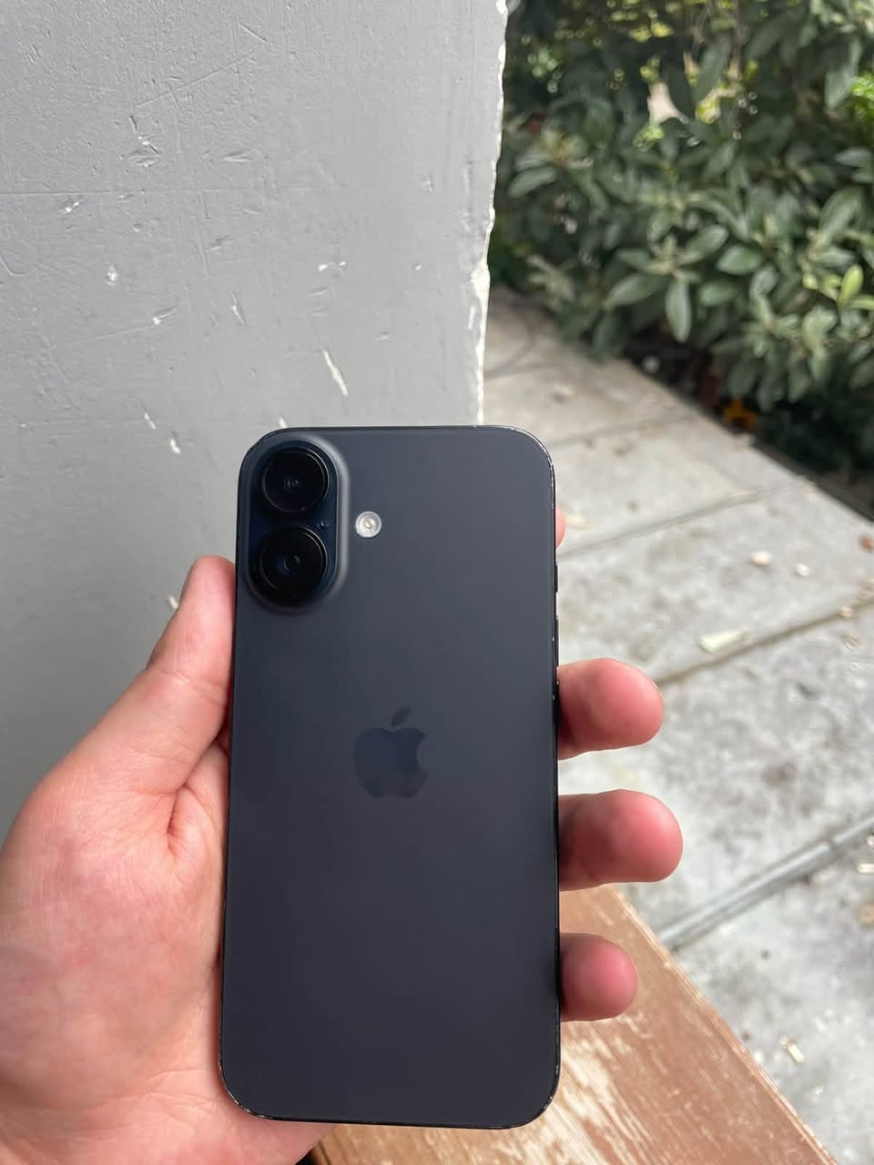 16 128 gb 98% battery 750