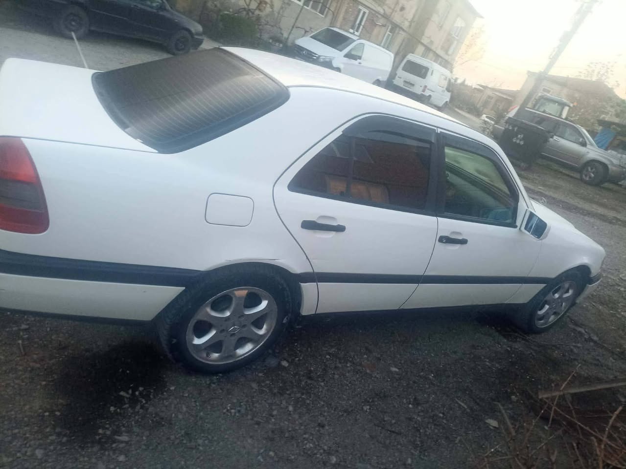 🚗 Aceleyle satılık 1995 model araba — 2,000$