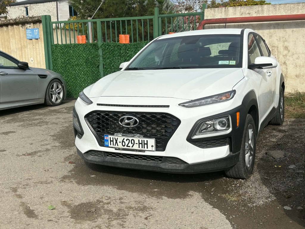 Ağ rəngli Hyundai Kona avtomobil