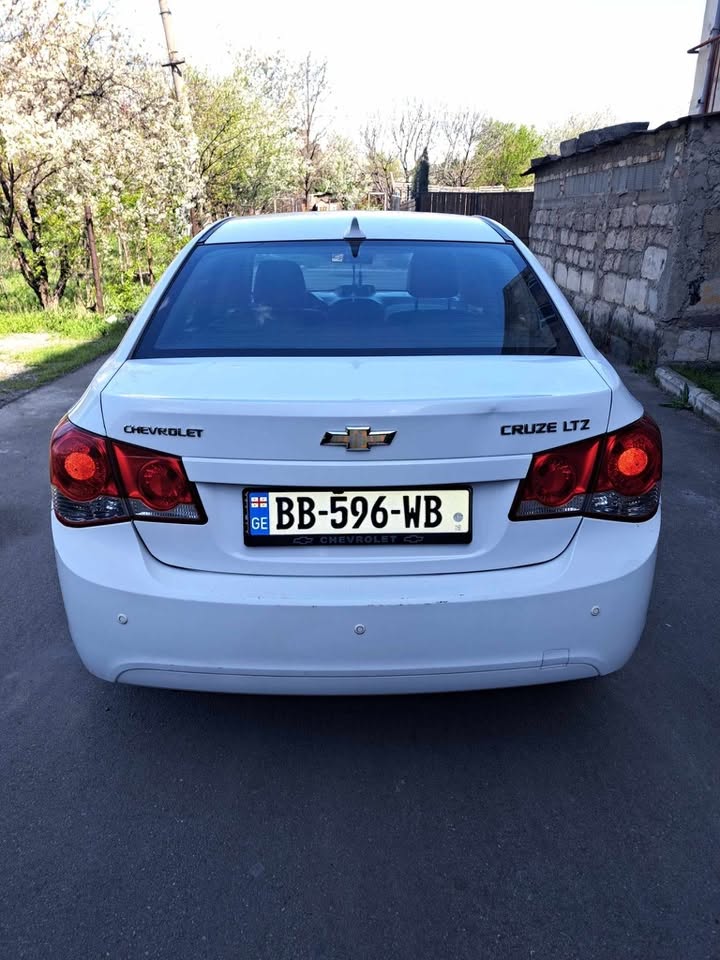 Chevrolet Cruze 2010 for sale urgently - $900
