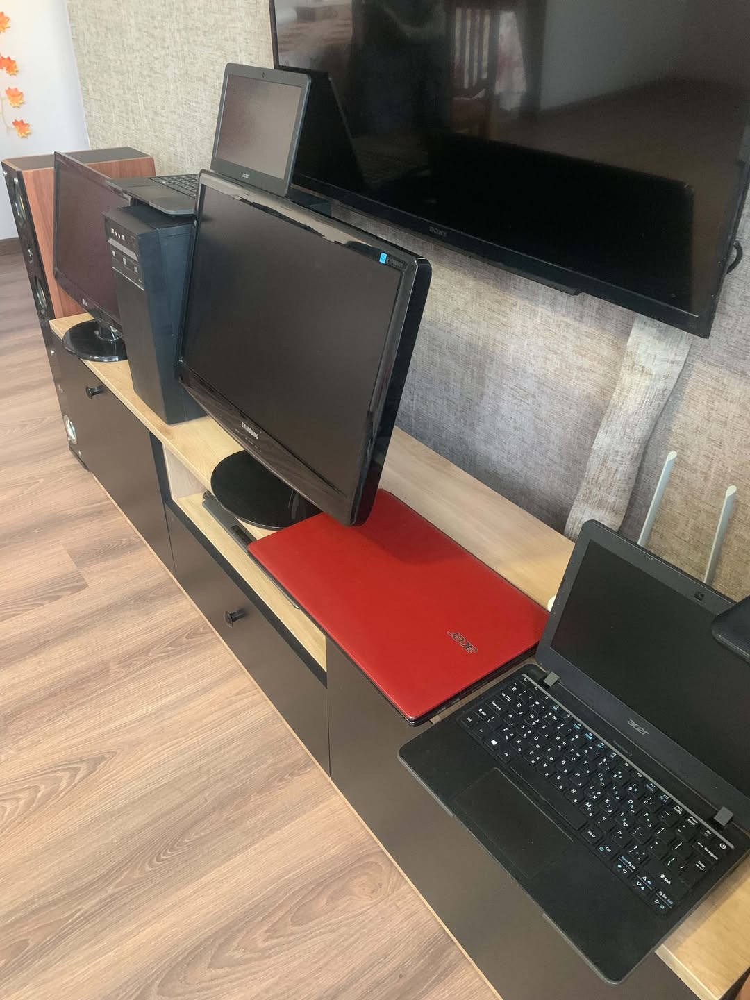 Noutbuklar, şəxsi kompüterlər, monitörler, dərsliklər....5…