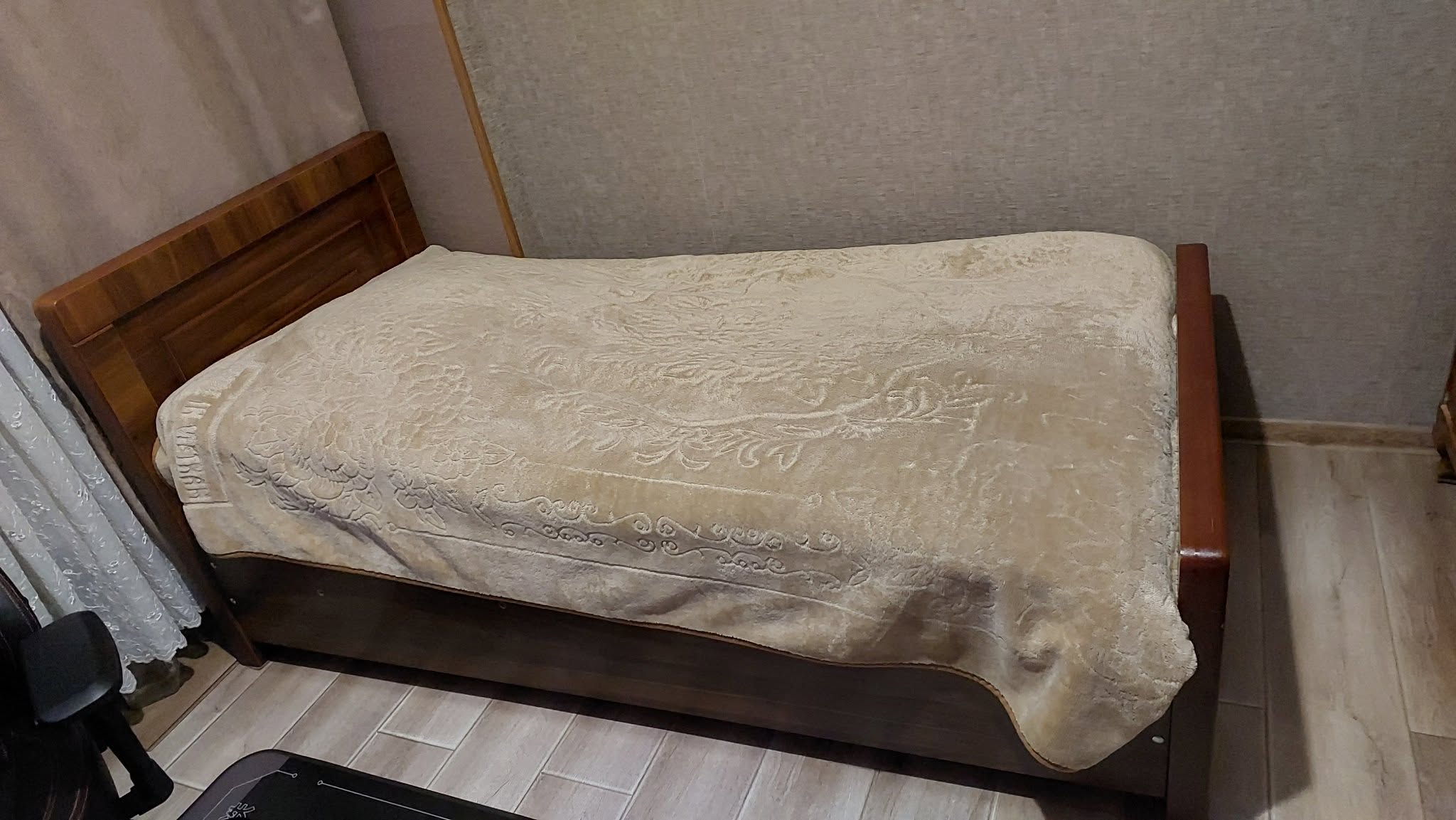 Продается односпальная кровать с матрасом и большая - 400₾