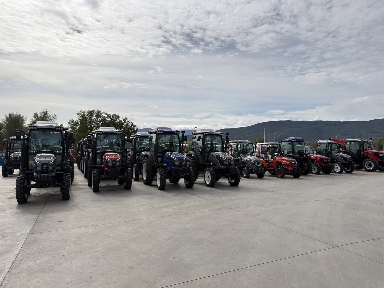 🚜 **სასოფლო-სამეურნეო ტექნიკის ფართო არჩევანი „აგრო-კომ"-ში!**