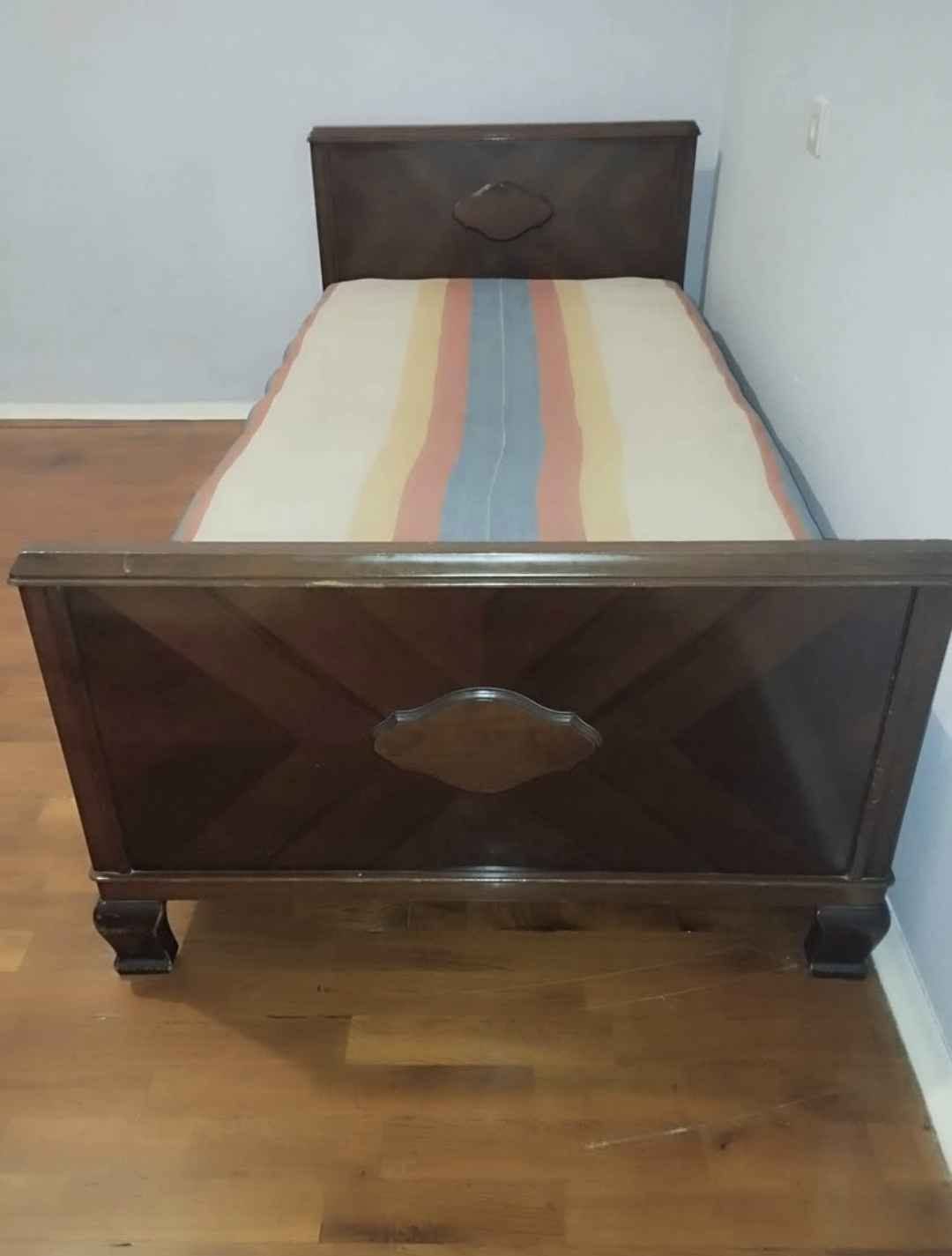 Qoz ağacından qədimi çarpayı