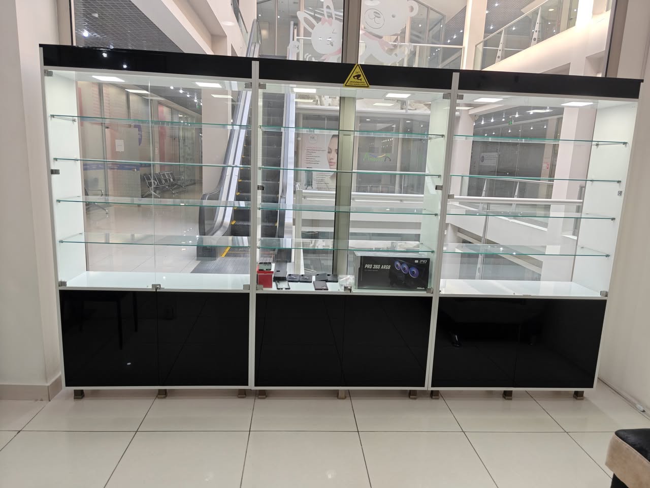 Վիտրիններ վաճառվում են, 2 հատ, գեղեցիկ տեսք — 280₾