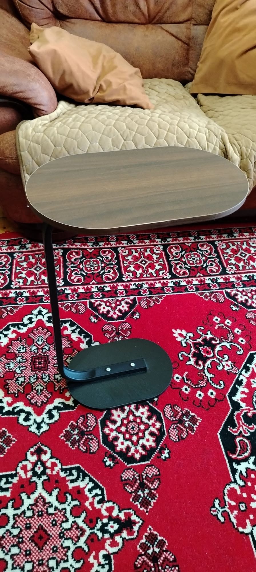 Kutaisi'de küçük masa 30 lariye satılık.