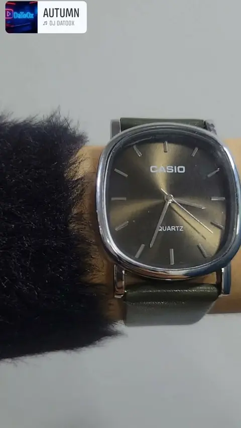 მწვანე Casio საათი ტყავის სამაჯურით