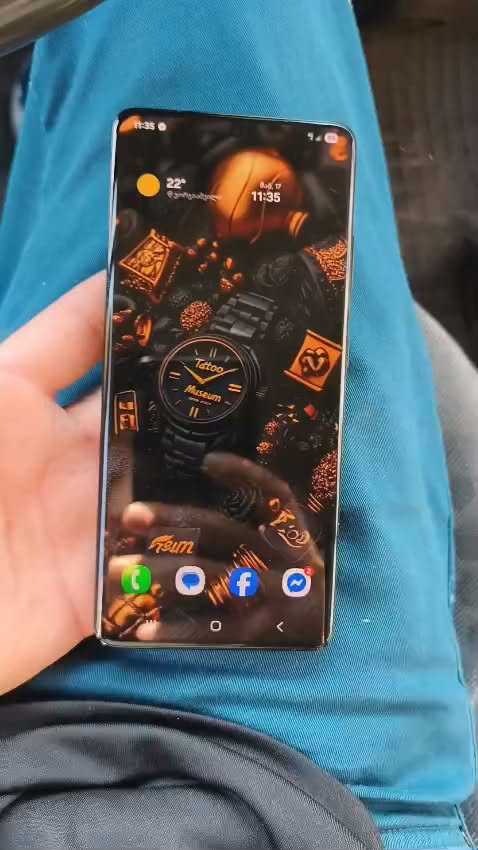 Samsung S21 Ultra has a small spot on the screen