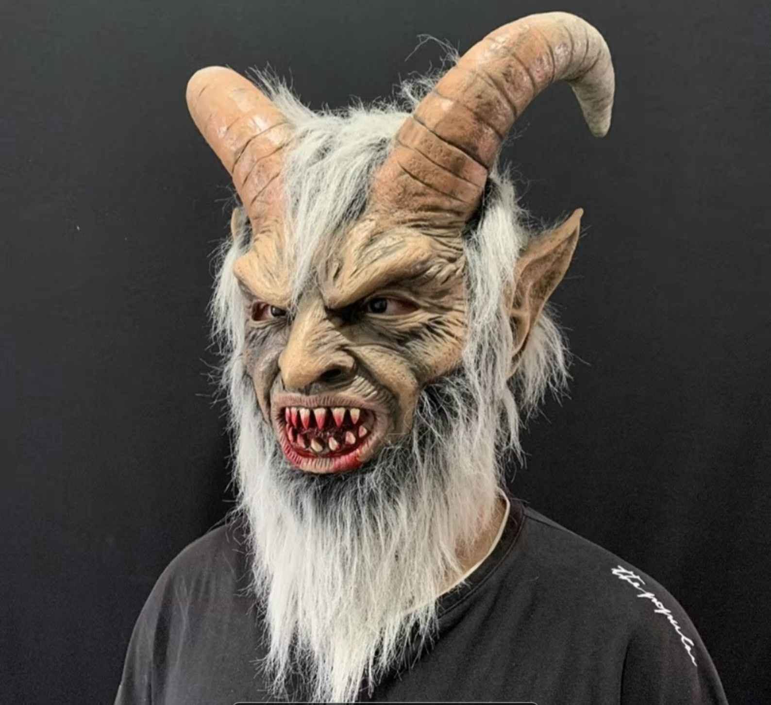 Halloweendə corni və tüklərlə maska