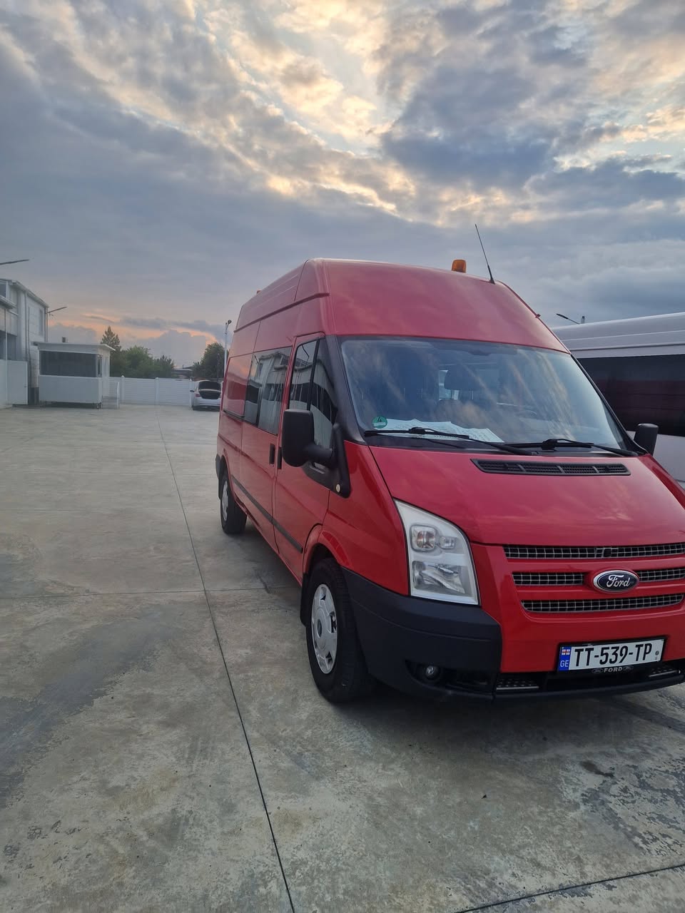 2013 წლის 2.2 დიზელი მანქანა, 9500$