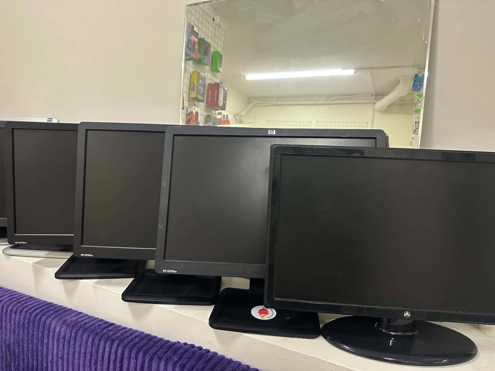 19 düymə monitorlar yaxşı vəziyyətdədir, hamısı - 50₾