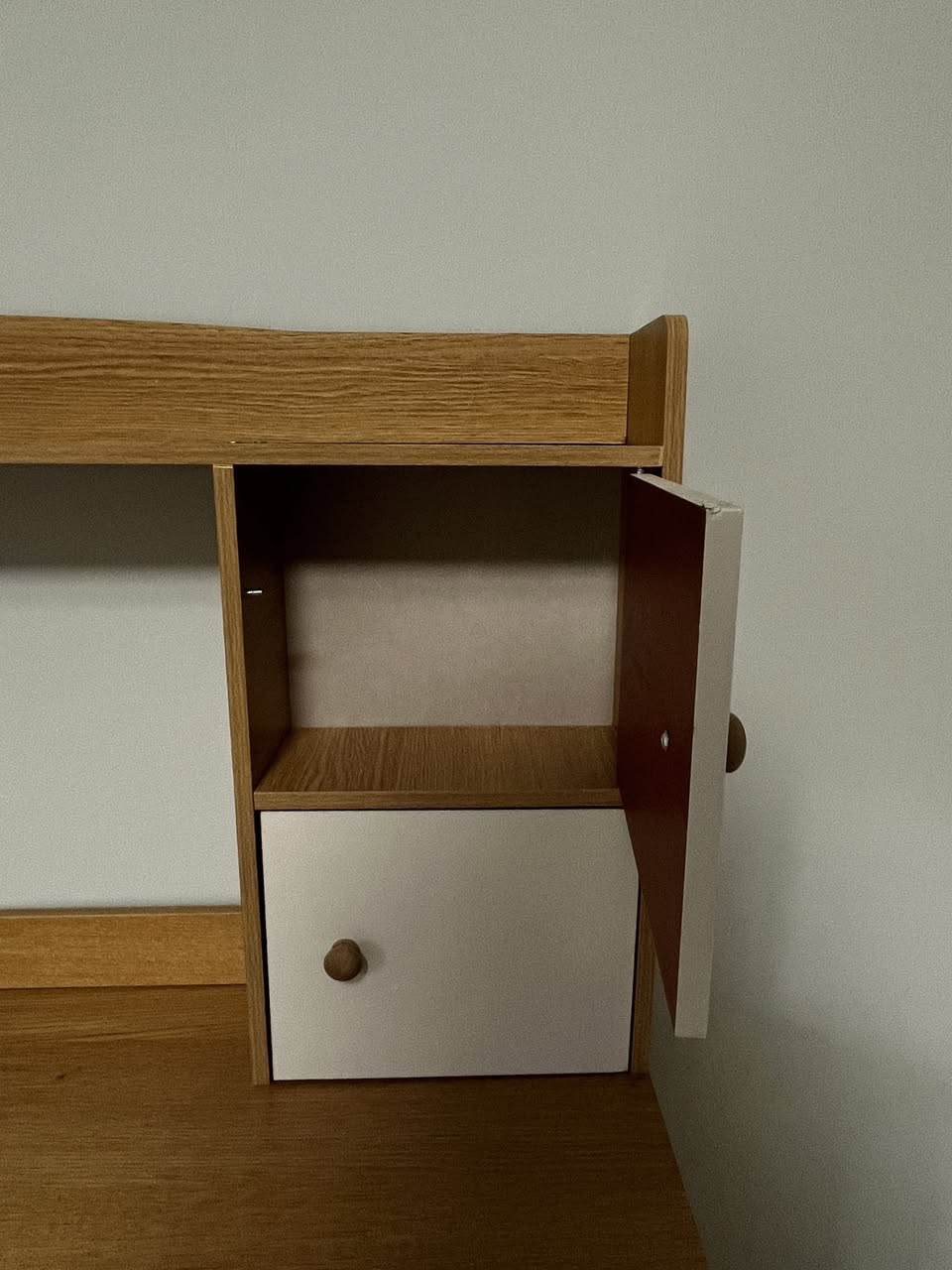 Desk 300 lari
