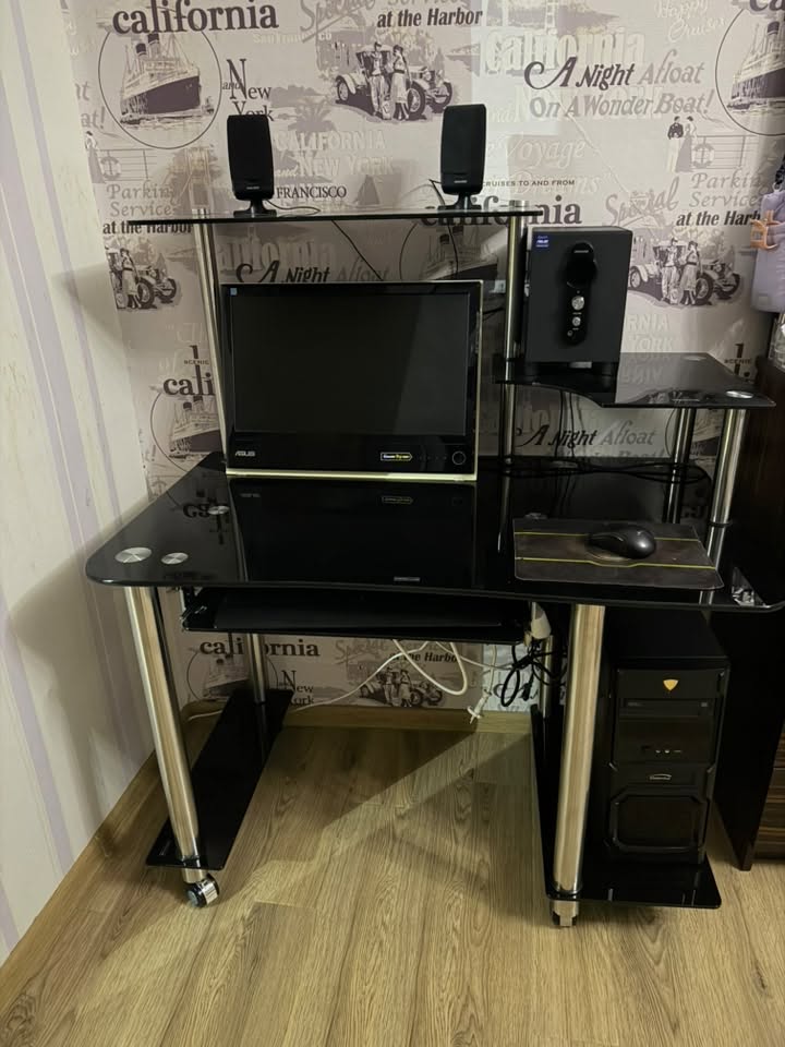 Kompyuter stolu monitorla
