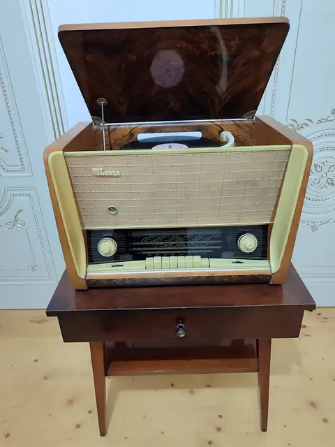 ლატვია 1959 რადიო-გრამოფონი და სტოლი