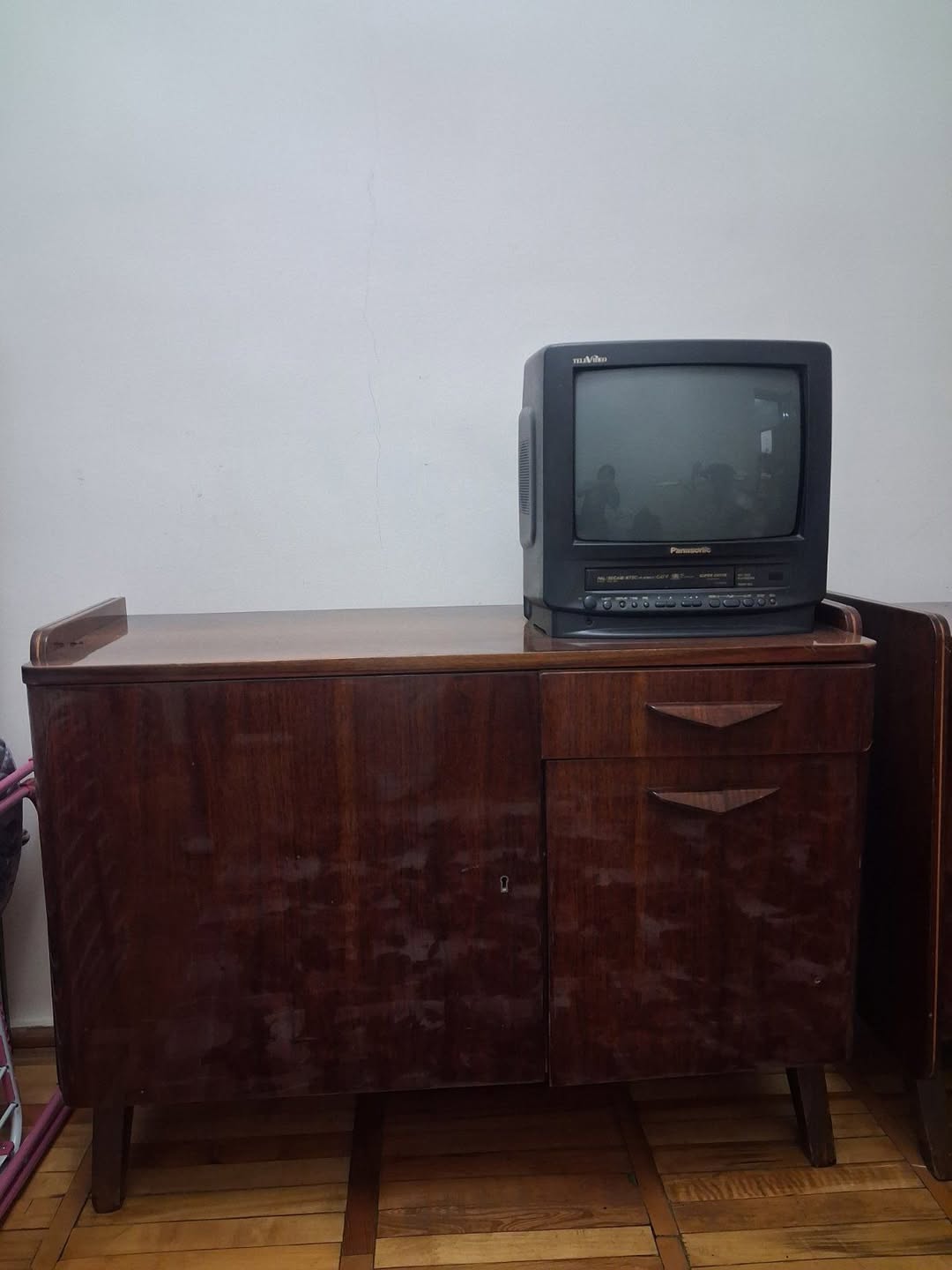 Փայտե սեղանատակ և Panasonic հեռուստացույց