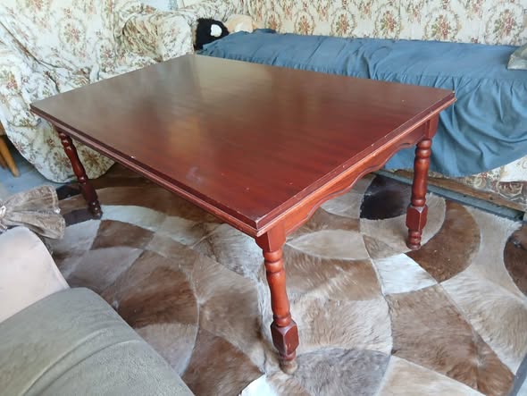 Kabul odası masası, ahşap malzemeden yapılmış — 120$