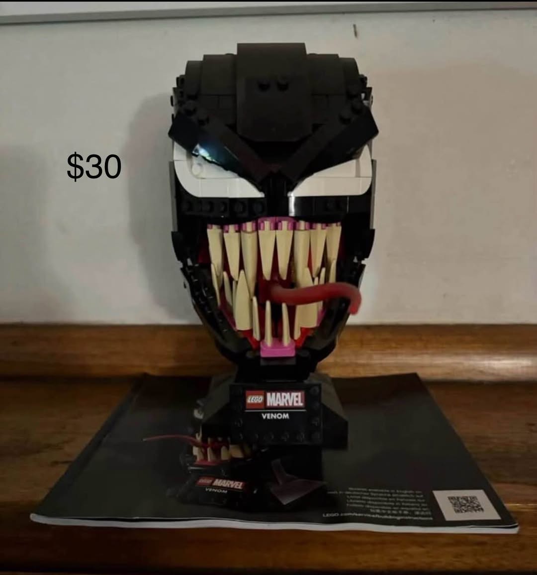 LEGO Marvel Venom başı ile kitap