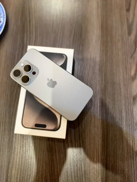 iPhone 15 Pro, ყუთითა და კაბელით