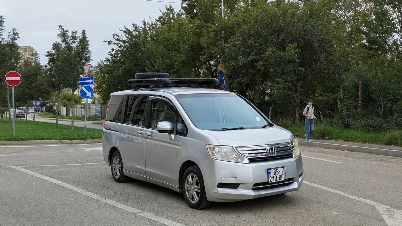 იყიდება 2010 Honda Stepwagn 5200$ მანქანა