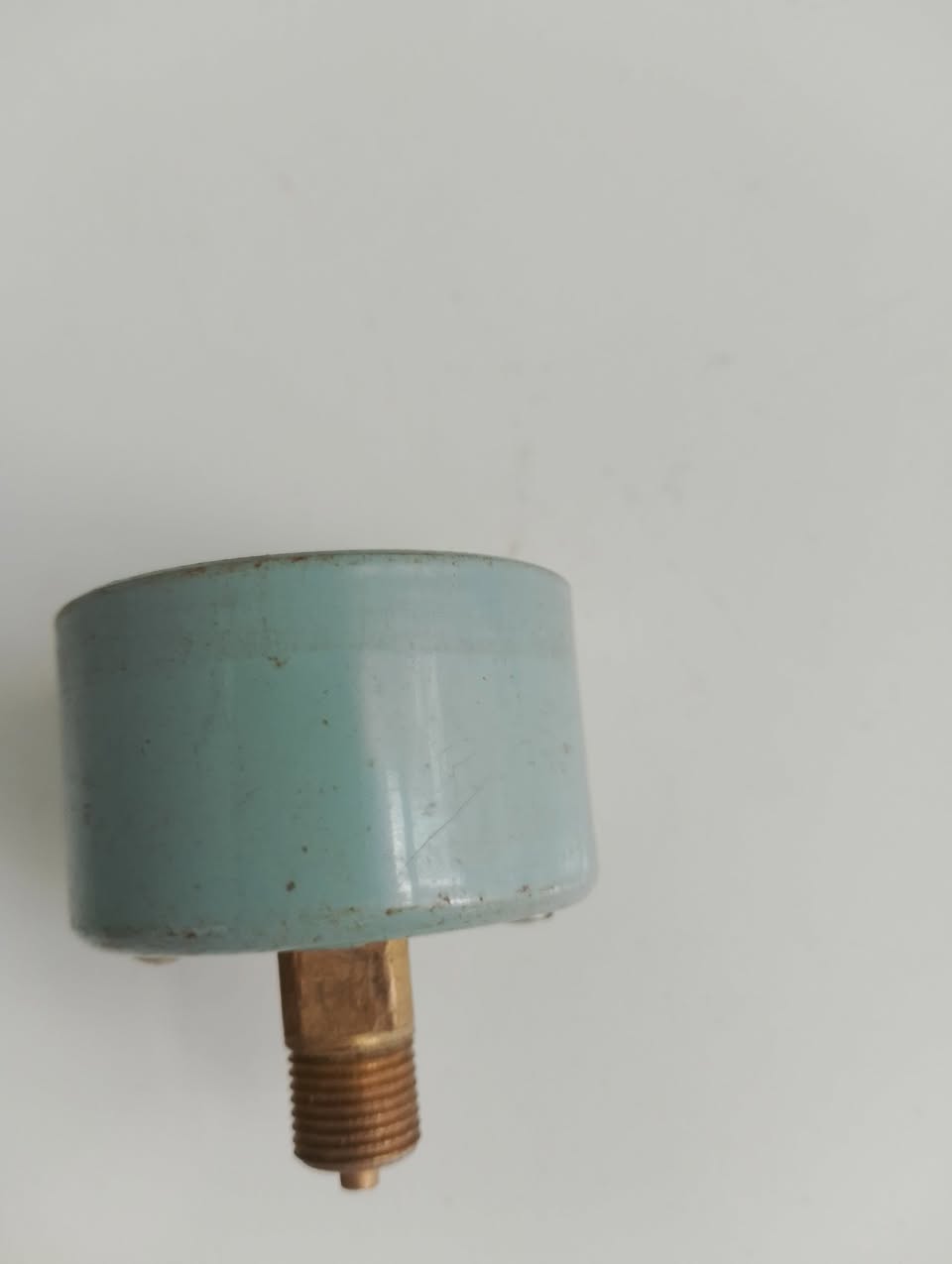 Pressure gauge with brass fitting