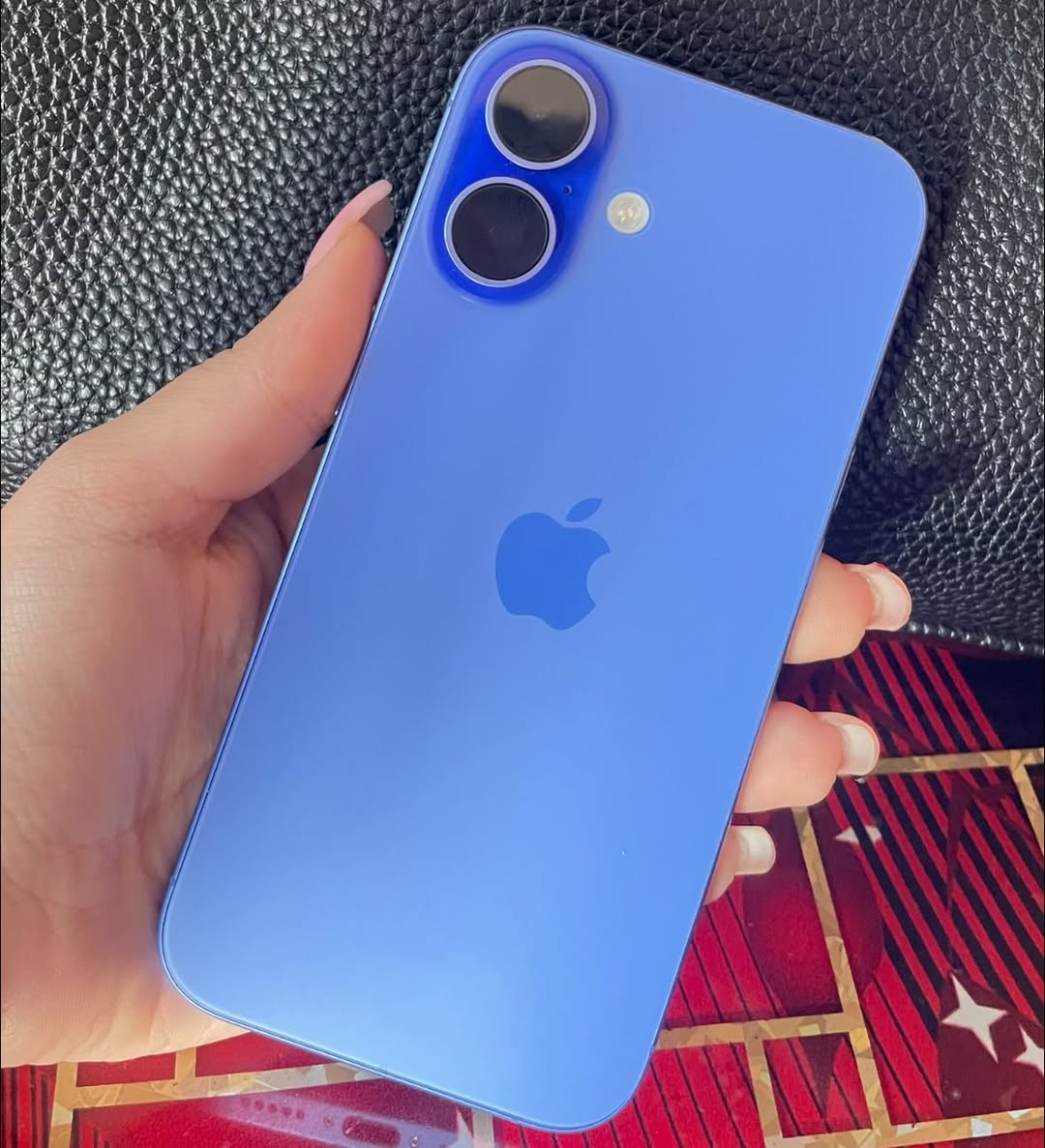 iPhone 16, 90% заряда батареи