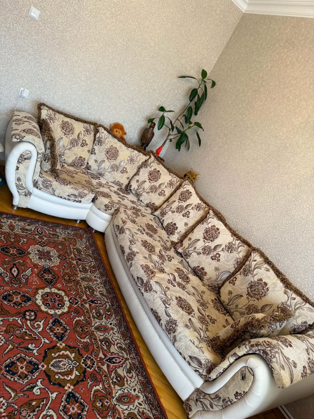 Угловой диван с цветным обивочным материалом
