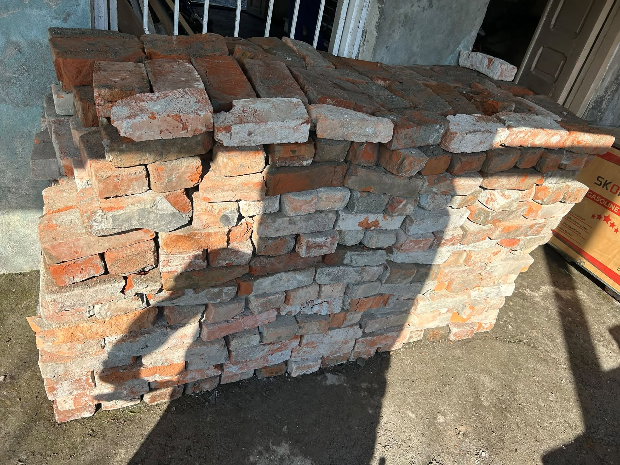 Tek tek 1₾'ye tuğla satın alıyorum