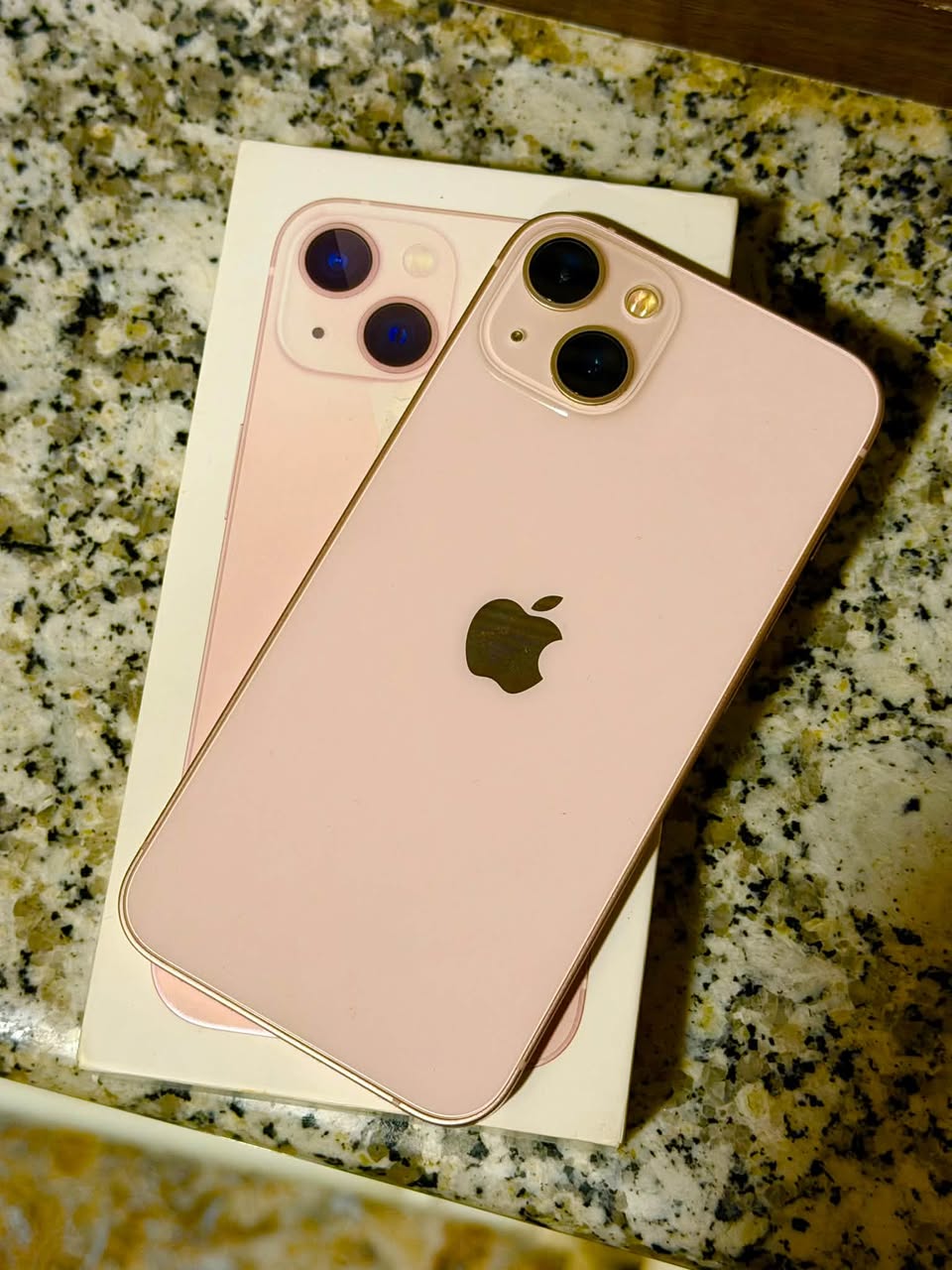 iPhone 13 Kızıllı, 128 GB; BH 78%. Ideal - 650ლ.