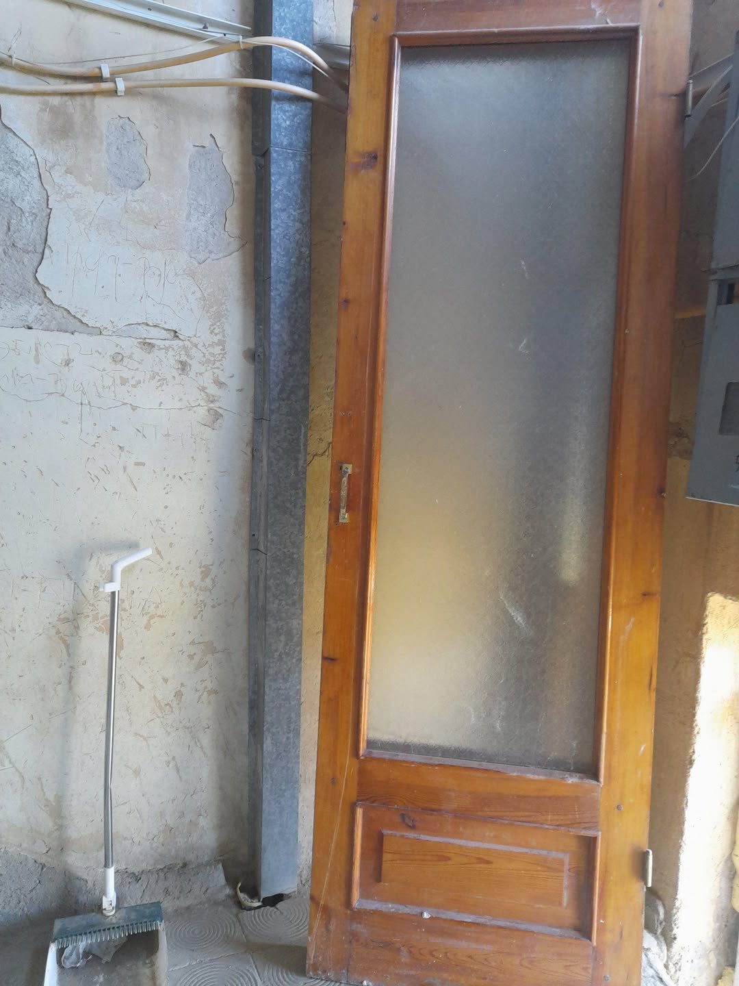 Ahşap kapılar ve çerçeveleri 200 dolara satılır.