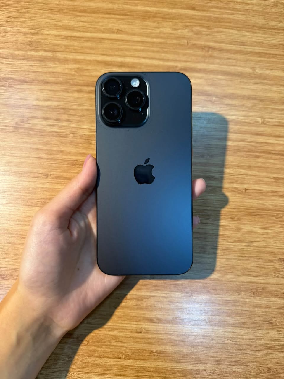 iPhone 16 Pro Max / 256GB — 250,000 manat